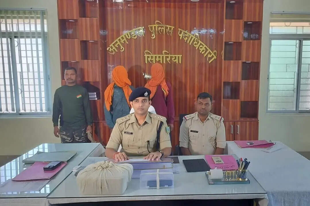 0ab6bd79-73e2-4246-ac19-e03810cf06e3_Arrested_smugglers_in_Chatra_on_Saturday.Vishvendu_Jaipuriar.jpeg