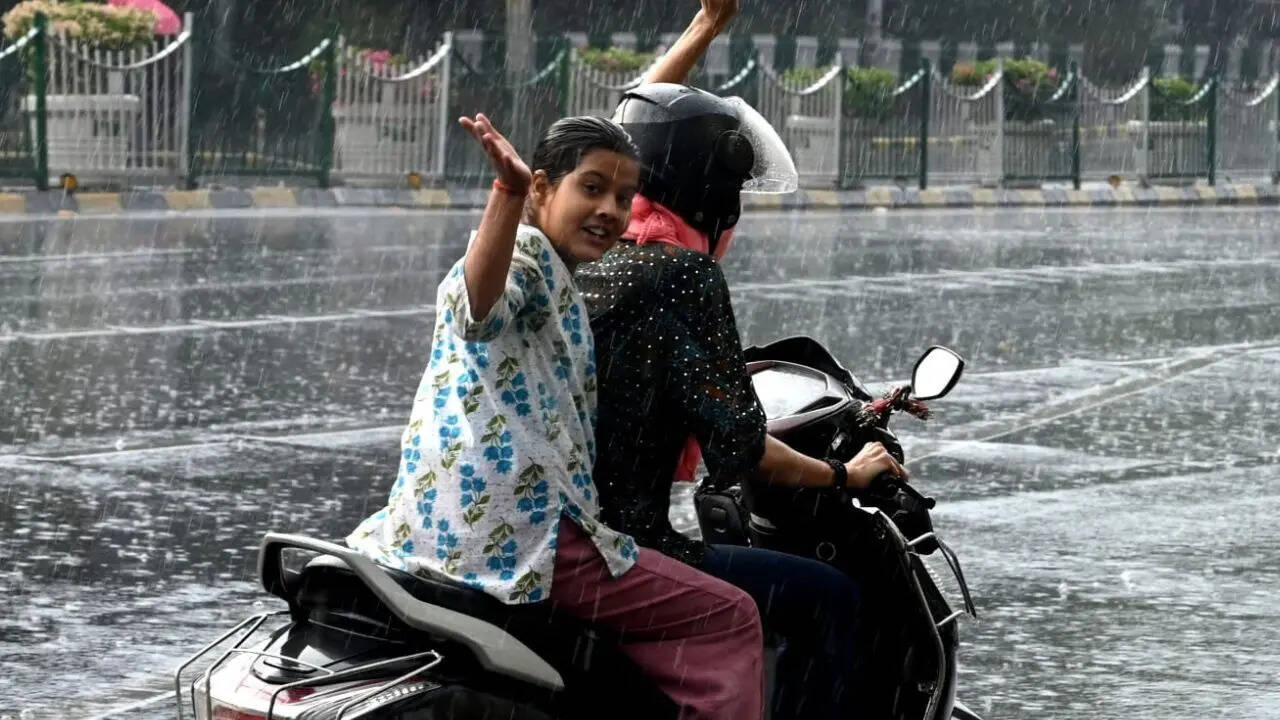 Rain lashes parts of Delhi-NCR; IMD issues yellow alert