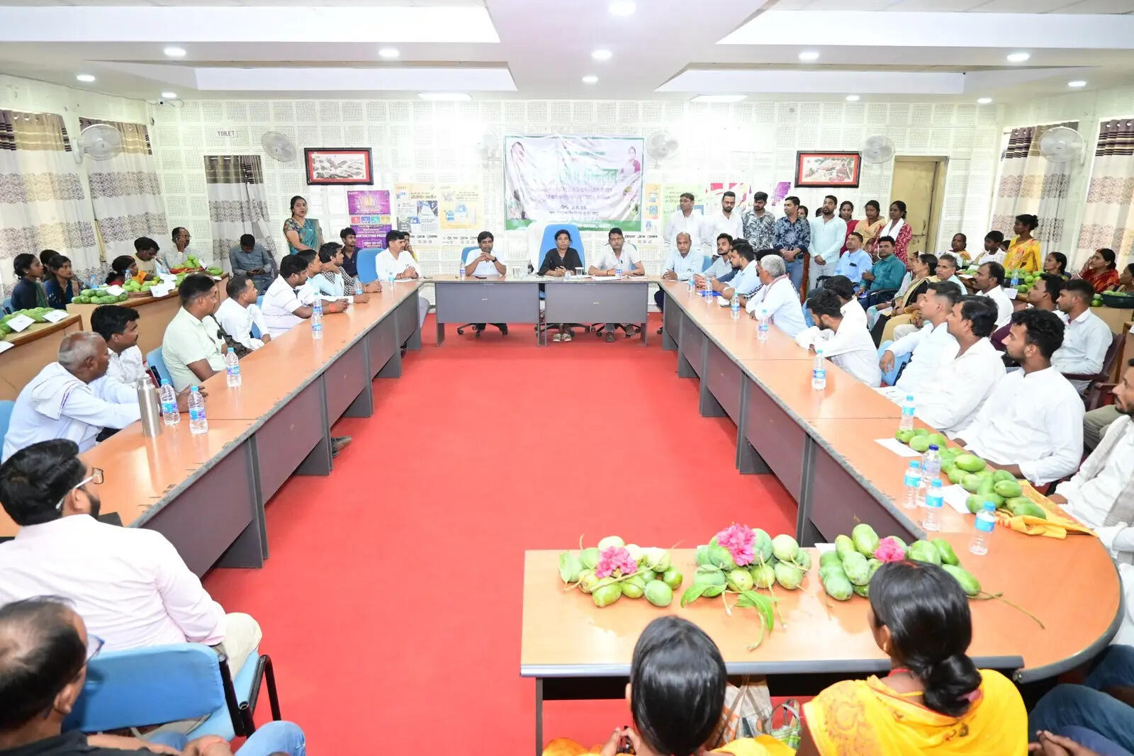 b2b004e1-e134-4f81-a084-5003ba575674_District_officials_meeting_with_mango_growers_in_Chatra_on_Saturday.Vishvendu_Jaipuriar.jpg