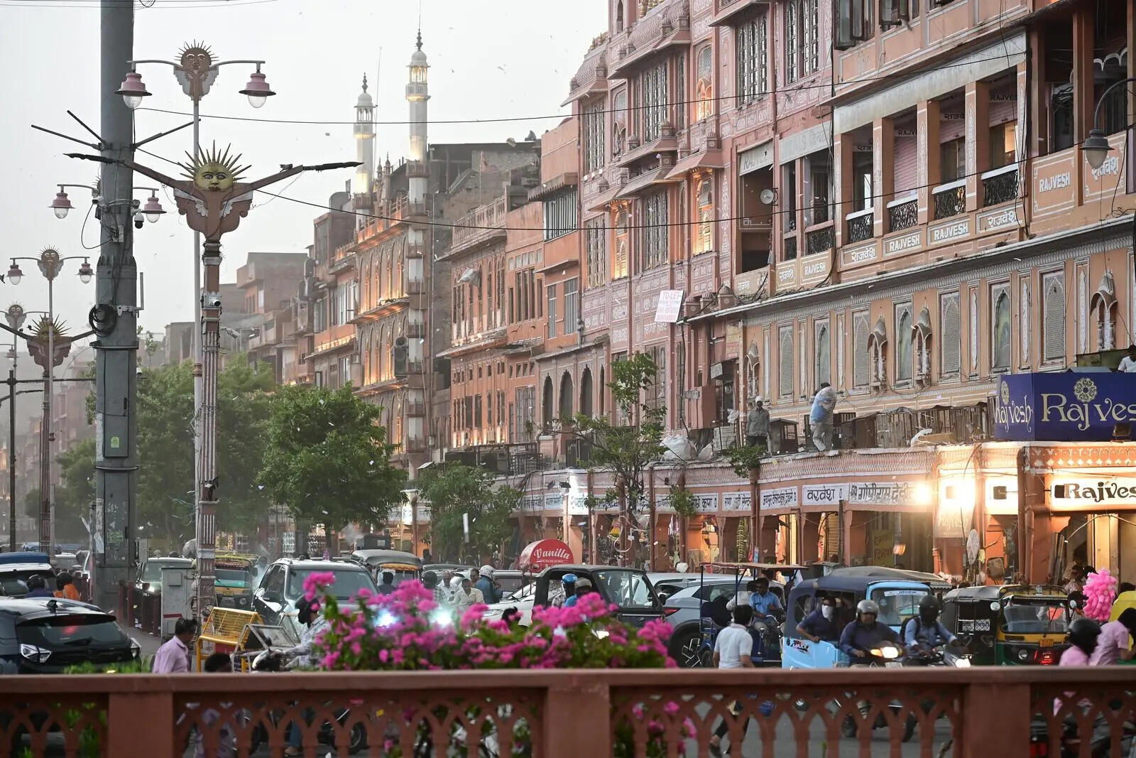Dust Storm at Johari Bazaar (Bhagirath) (2).JPG
