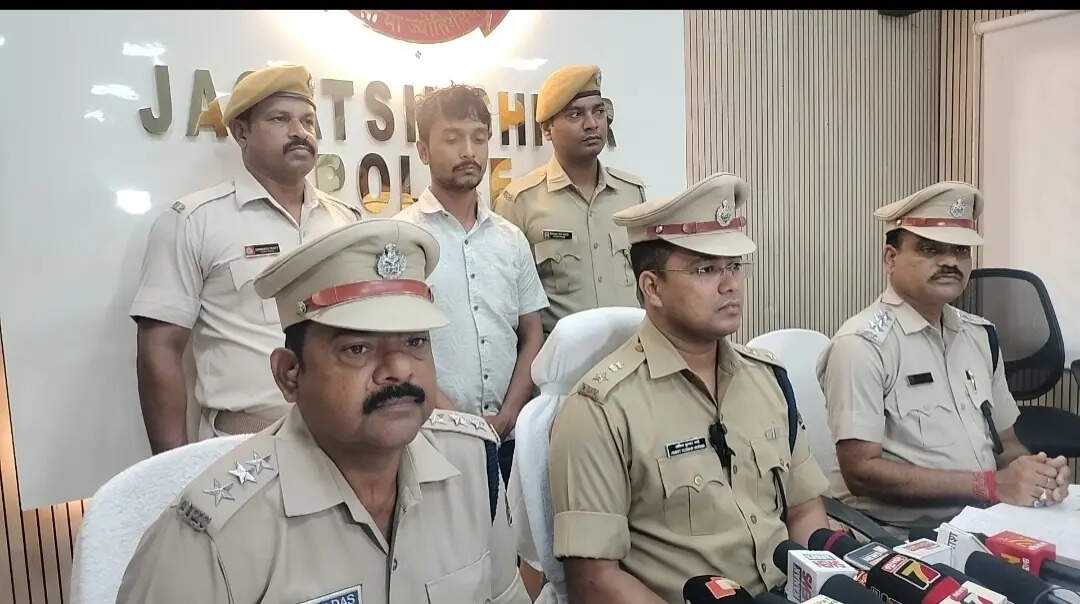 The Jagatsinghpur SP presents the accused in front of the media on Sunday.jpg