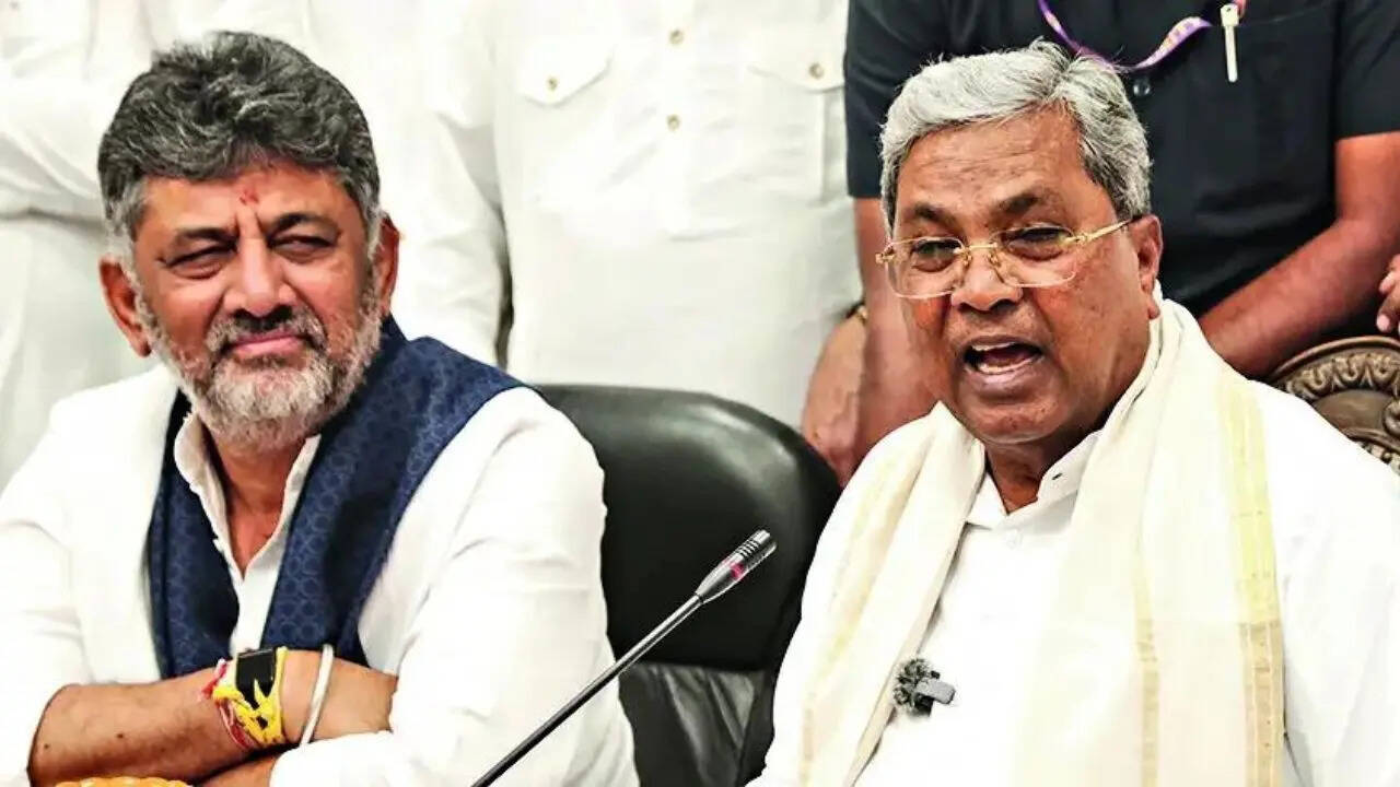 DK Shivakumar and Siddaramaiah head to Delhi to finalise new Karnataka team