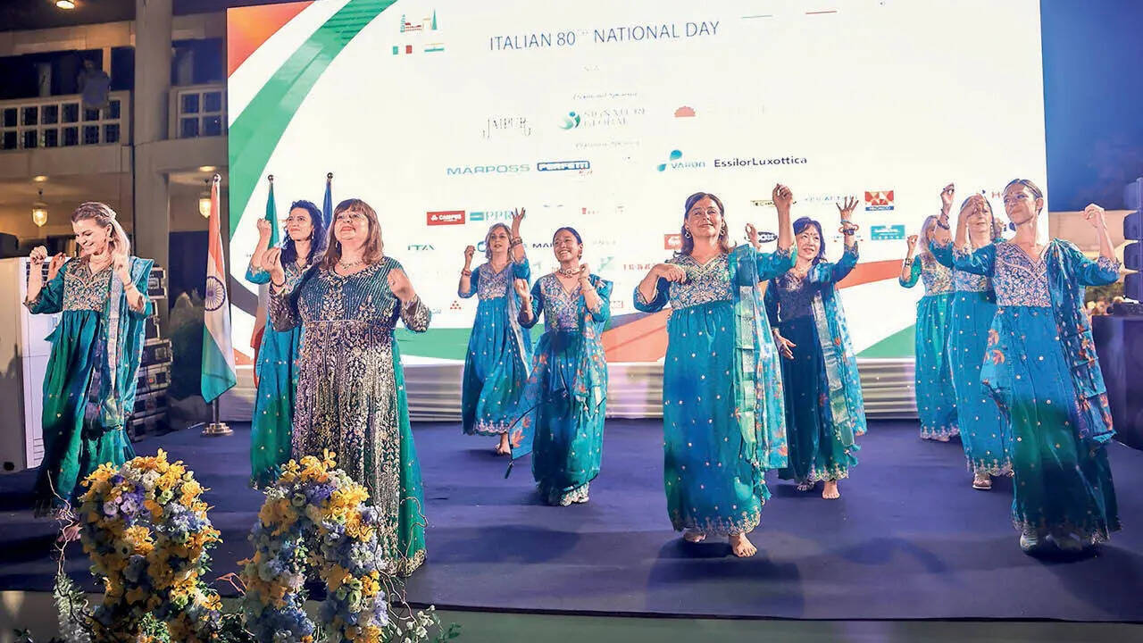 Adding a personal touch to the celebrations, Ester Bartoli, the ambassador’s wife, performed popular Bollywood songs with the women of the Italian Association in India