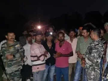 11406c3b-4667-4afc-955d-43769ad09e28_Villagers_block_the_national_highway_on_Sunday_late_night.Vishvendu_Jaipuriar.jpg
