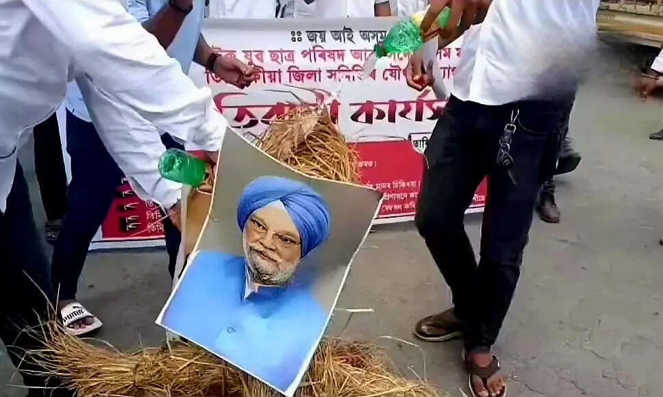 6ee41c31-3565-4537-bf26-473d789af604_Effigy_burning_Hardeep_Singh_Puri_.jpg