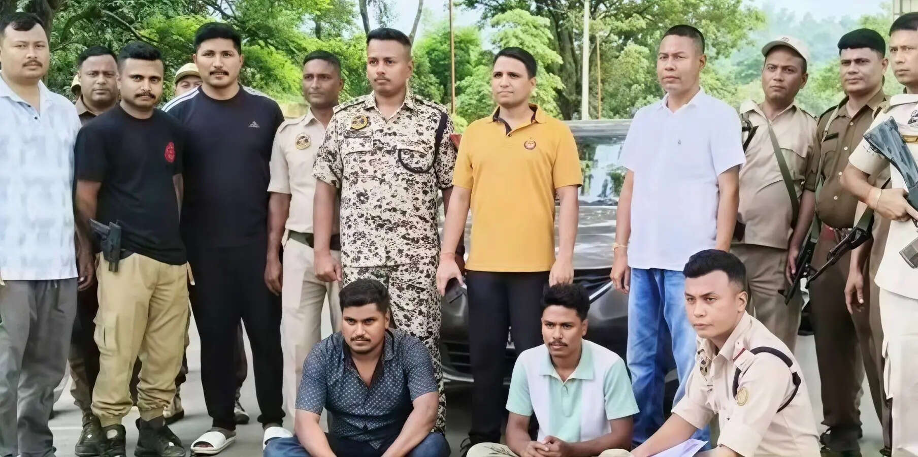 The accused and the seized drugs bbee6a66-d53d-4bb4-8c1a-4b541a9aa90b_2_held.jpg