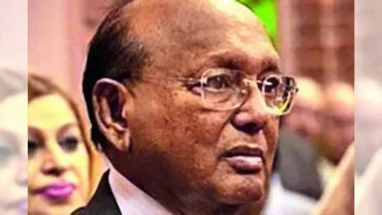Bangladesh: Thousands gather to pay final respects to Awami League veteran, despite ban