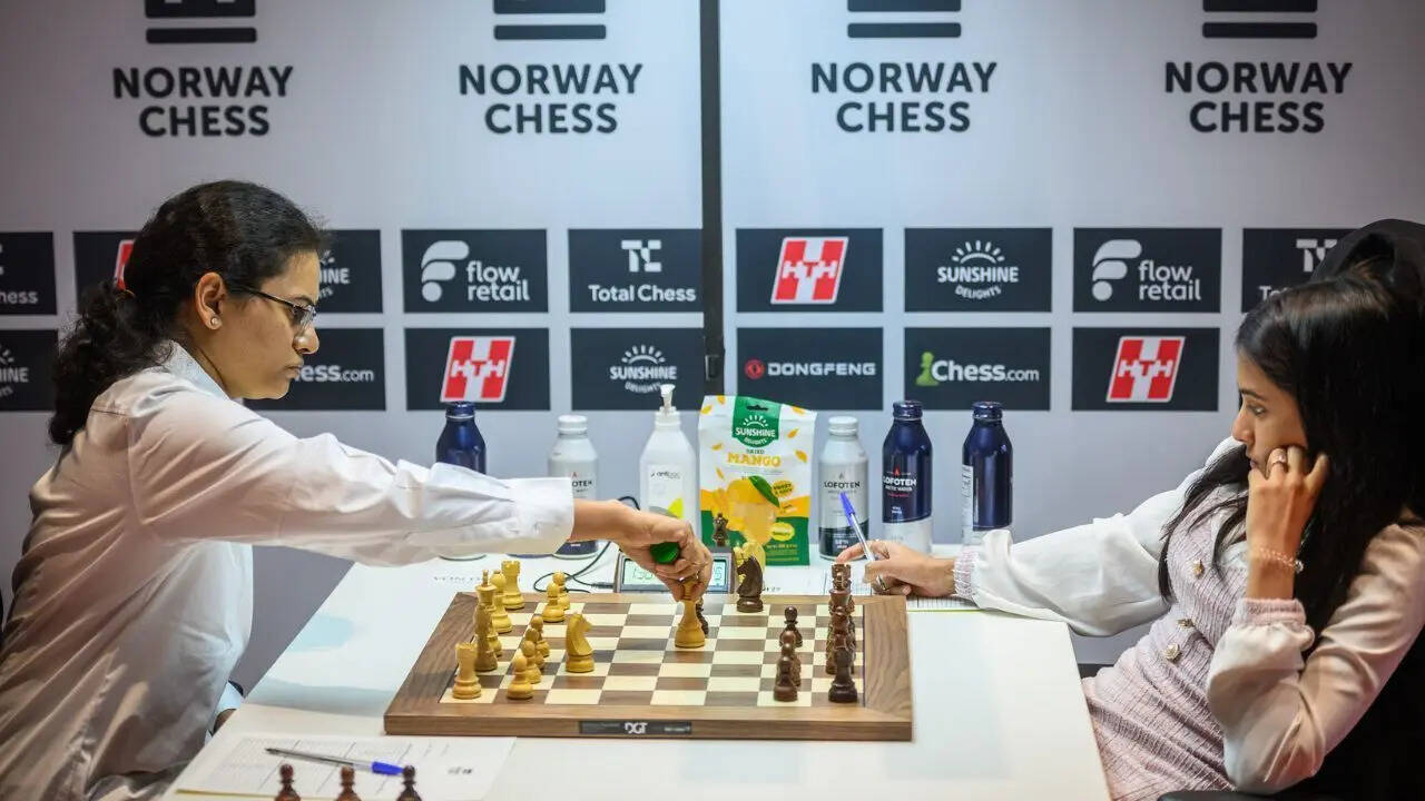 Koneru Humpy vs Divya Deshmukh (Photo by Michal Walusza for Norway Chess)