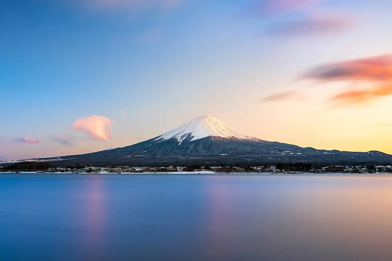Mount_Fuji_at_sunset,_March_2025