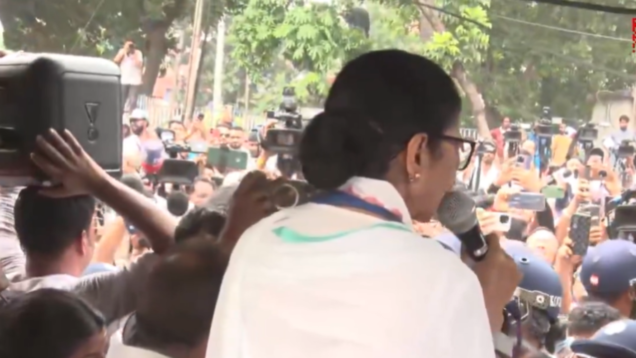 Mamata Banerjee protests attack on Abhishek Banerjee, TMC leaders without police permission; watch