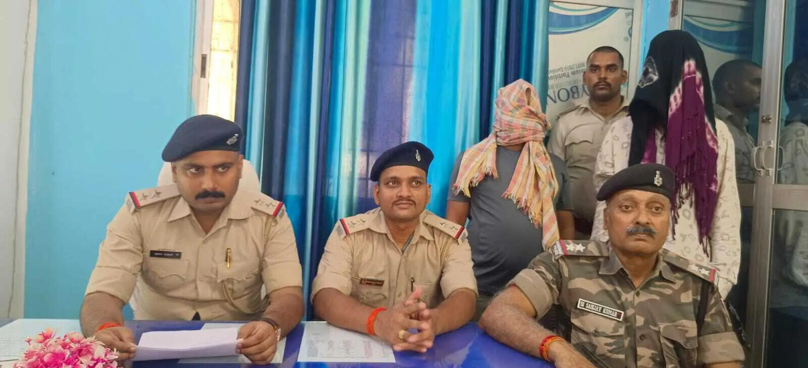 486894a7-8fee-4da3-96e4-26601c46f153_Police_officials_with_arrested_TSPC_extremist_in_Chatra.Vishvendu_Jaipuriar.jpg