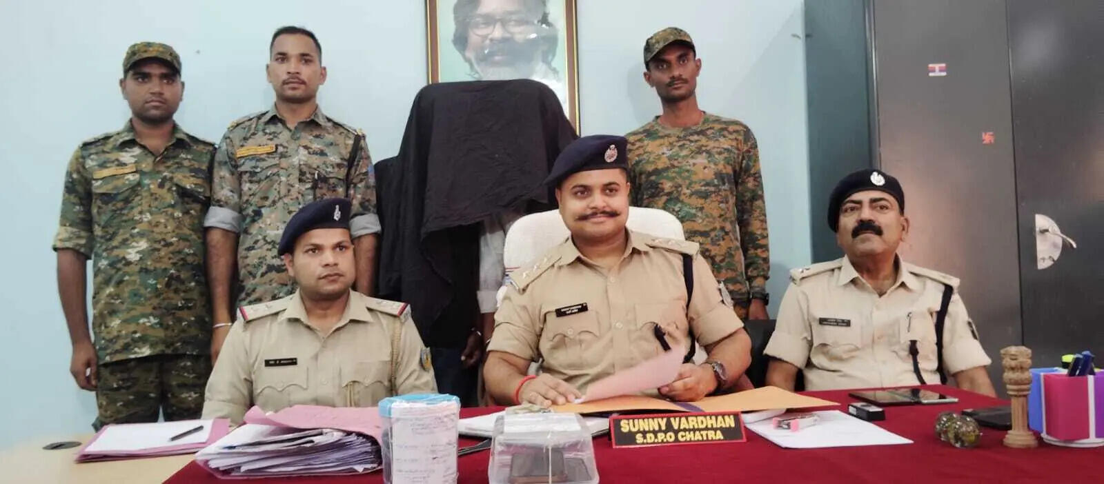 5b9a9245-35ab-4896-8461-e52e421bf4fe_Arrested_opium_smugglers_in_Chatra.Vishvendu_Jaipuriar.jpg