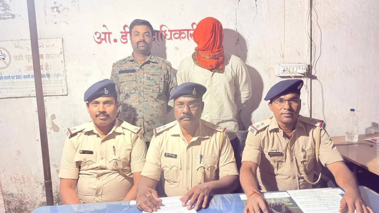 0445fe09-aea0-4a8e-9ffe-111e7c3fe4ec_Police_officials_with_arrested_betting_accused.Vishvendu_Jaipuriar.jpg