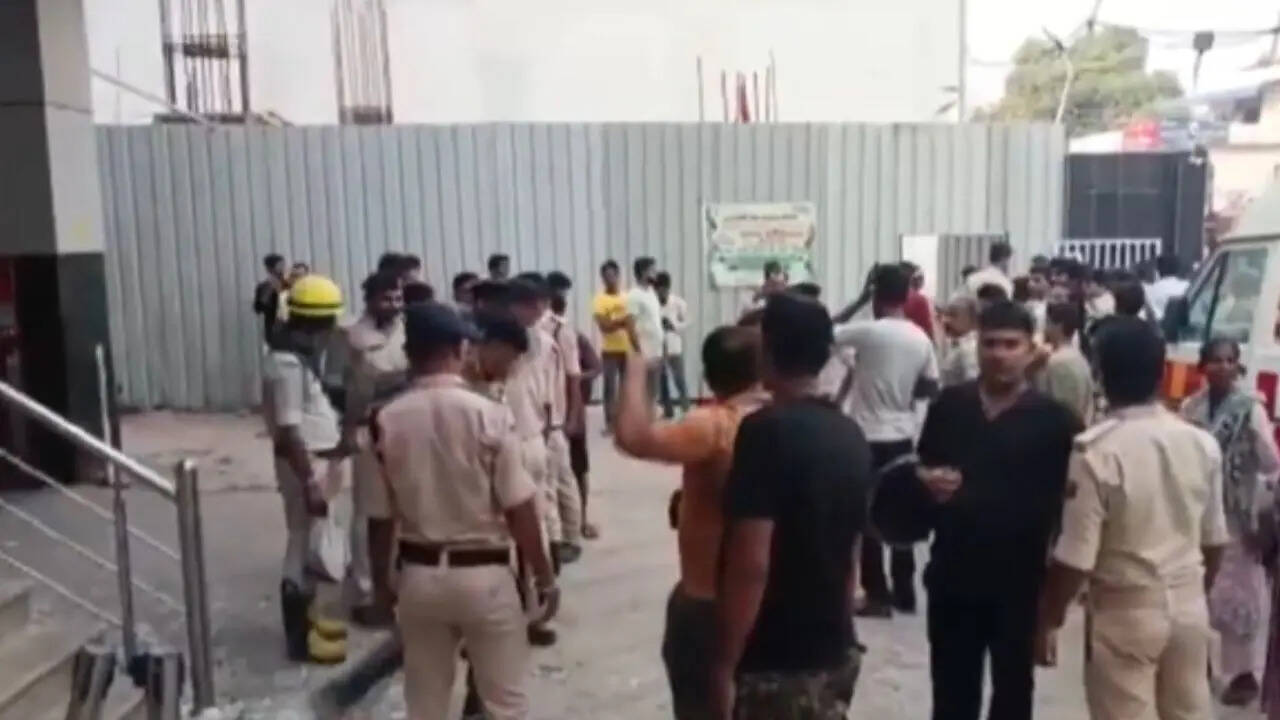Several patients are feared dormant   aft  a monolithic  occurrence  broke retired  astatine  a infirmary  successful  Bihar's Muzaffarpur territory  connected  Thursday.