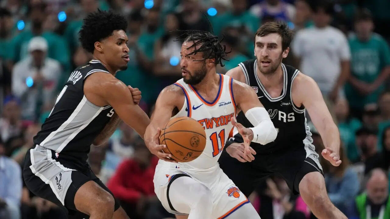 Jalen Brunson spins as San Antonio Spurs guard Dylan Harper