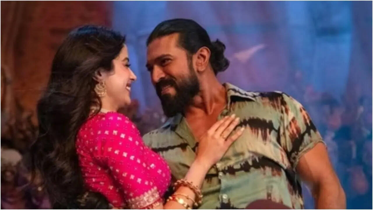 ‘Ram Charan is s*xually lusting..’: Fans express disgust over objectification of Janhvi in Peddi