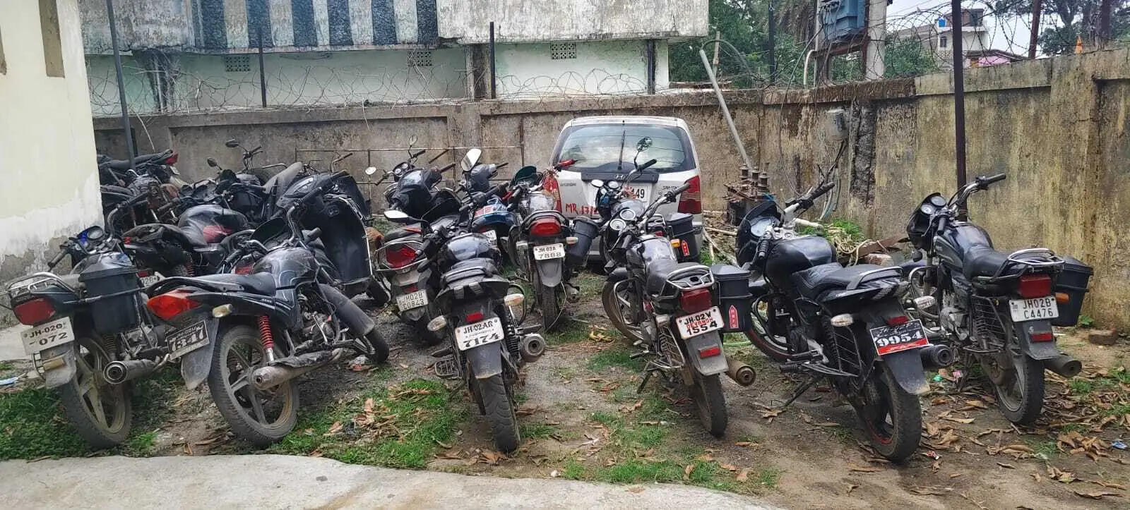7a28995e-0402-4b03-b749-e6b6a52dc067_Seized_bikes_in_Ichak.Vishvendu_Jaipuriar.jpg