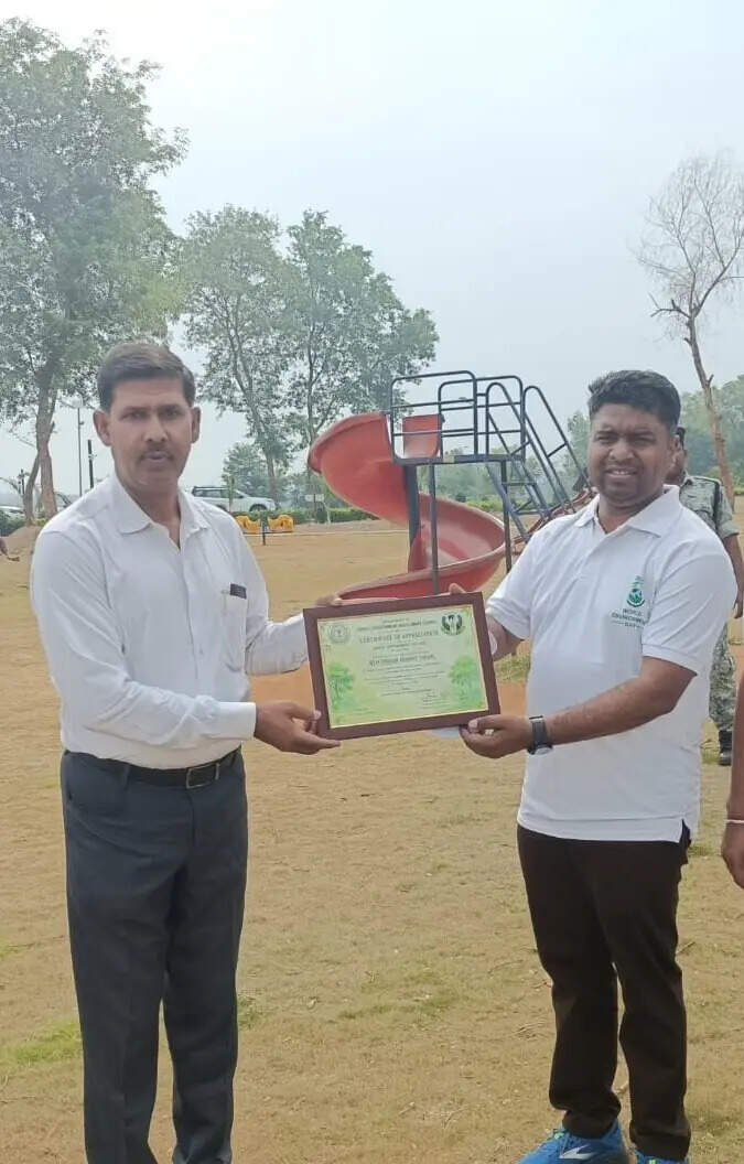 f385d0c7-d22a-4295-8b62-56273f232f0f_DFO_Mukesh_Kumarright_felicitate_principal_Vikas_Kumar_Singh_on_Friday.Vishvendu_Jaipuriar.jpg