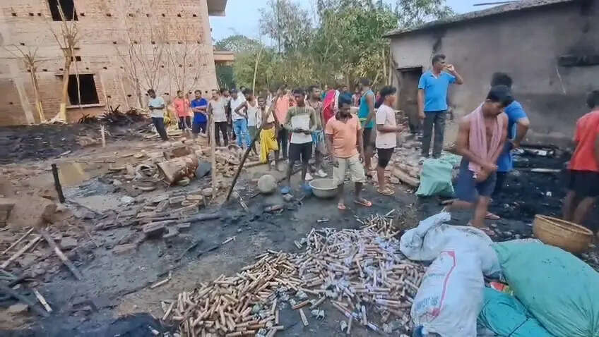 50c9c3d9-13ec-4586-9671-97104c5d39fc_illegal_cracker_making_in_at_Ostarahar_village_after_explosion.jpg