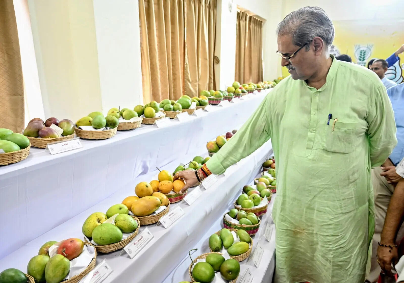 1fb417ba-cb3e-4111-8afb-08a8eaded8aa_Photo05_BHU_Kanak_Vardhan_Singh_Deo_at_state_level_mango_festival1.jpg