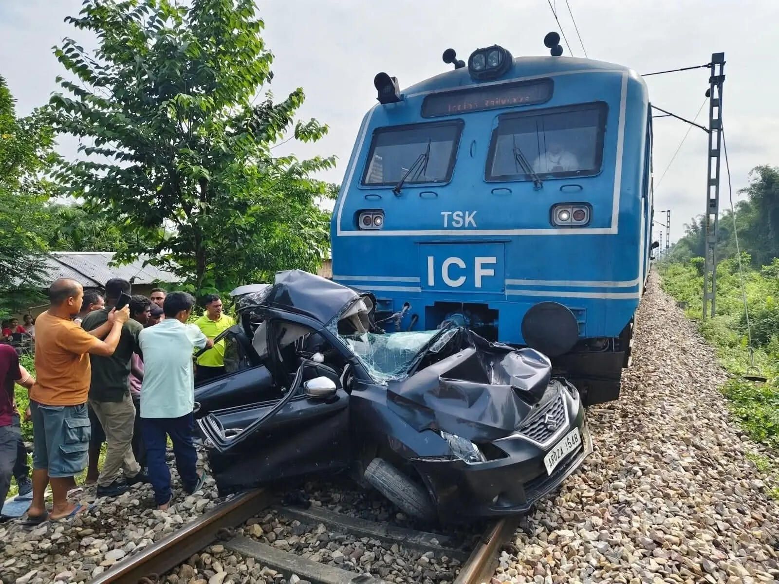 6c1f46d1-e909-4de8-b26f-a3e67be4df57_Train_hits_car_Jonai.jpg