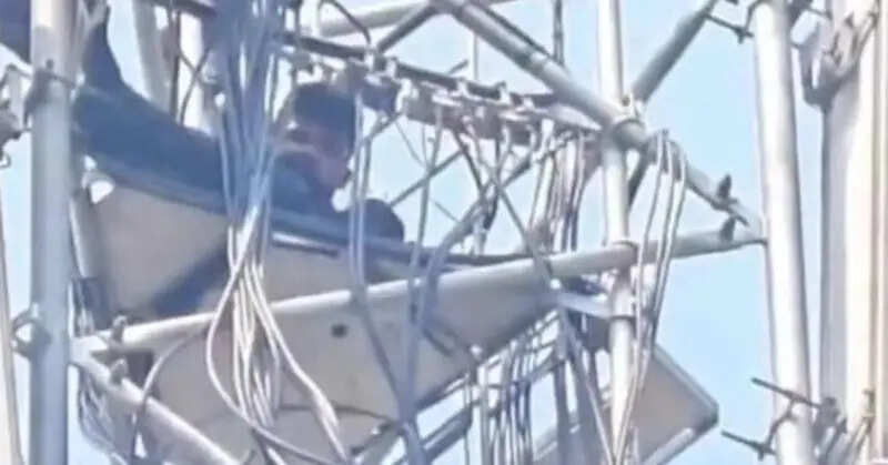 e721aaba-84e2-4401-8950-0be362083a0b_Vikas_Kumar_on_the_tower.Vishvendu_Jaipuriar.webp