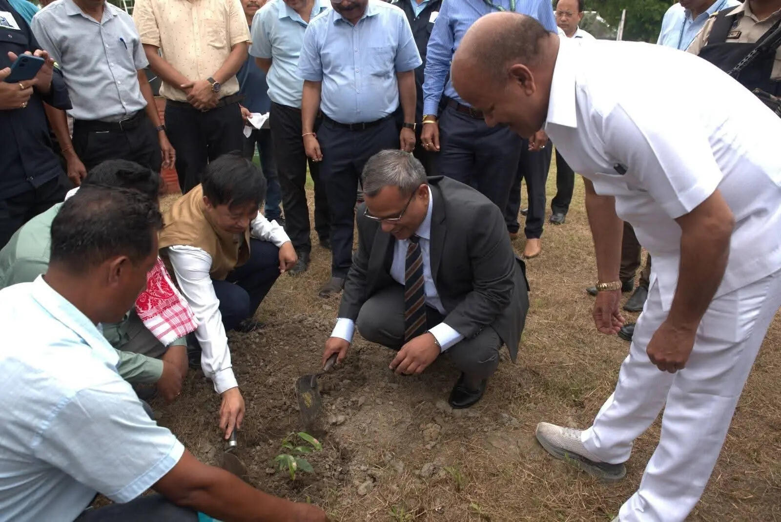aefa7e64-f1ba-4826-92f4-7707fabe7c3e_Sapling_plantation_APL_by_Bangladesh_envoy.jpg