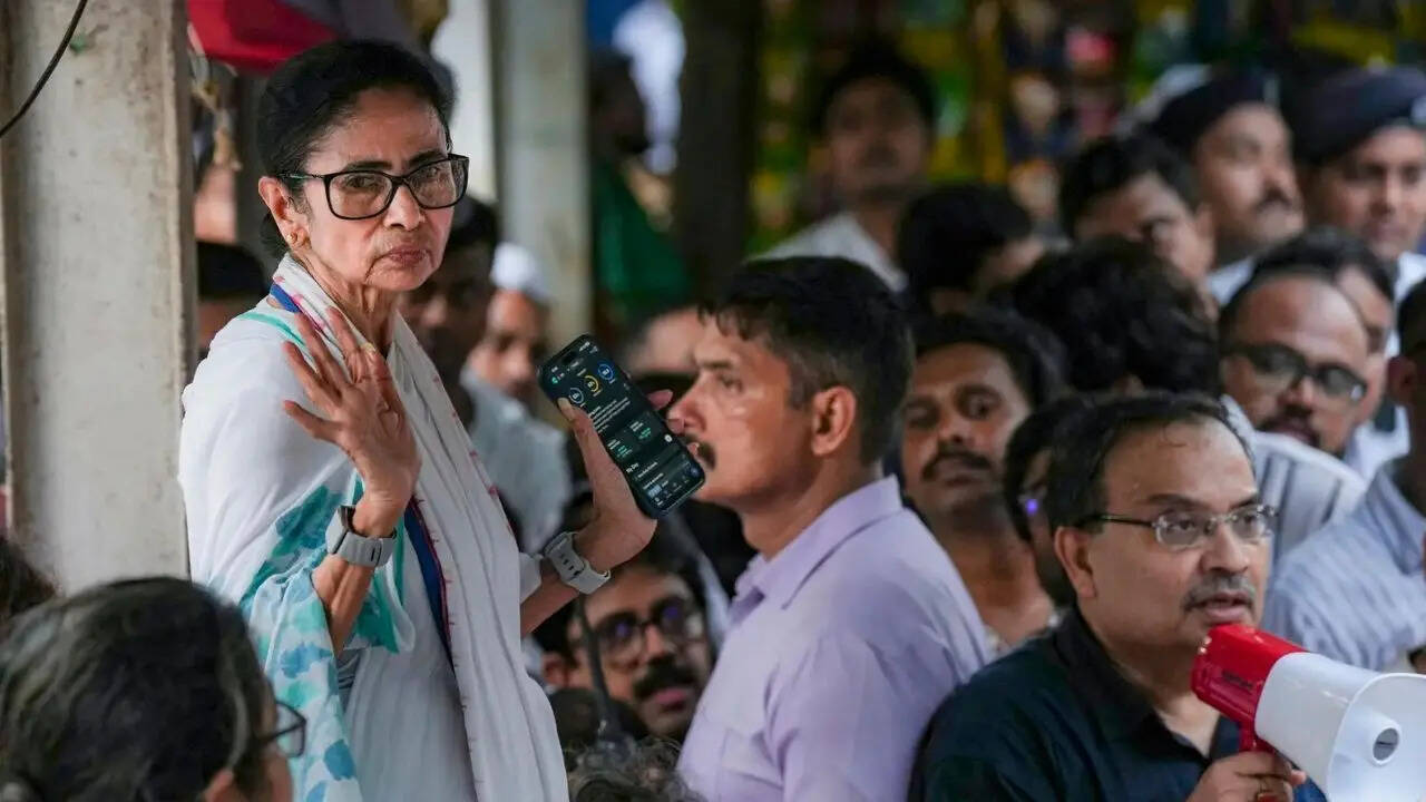 Several MPs head for Delhi, TMC's Lok Sabha unit stares at split