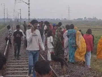 Attachment c2d089d6-f061-45ac-ae0f-2235b40e240a_People_gathered_on_the_track.Vishvendu_Jaipuriar.jpg