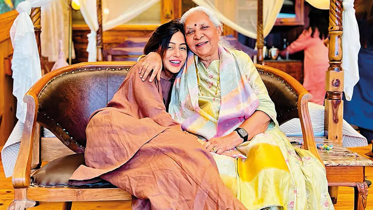 Sanskruti sharing a warm moment with nani Anandiben Patel