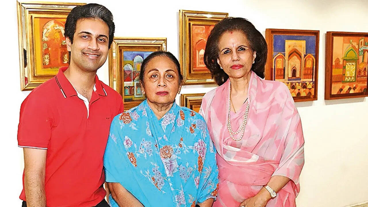 (L-R) Arjun, Rita Bhargava and Renu Bhargava