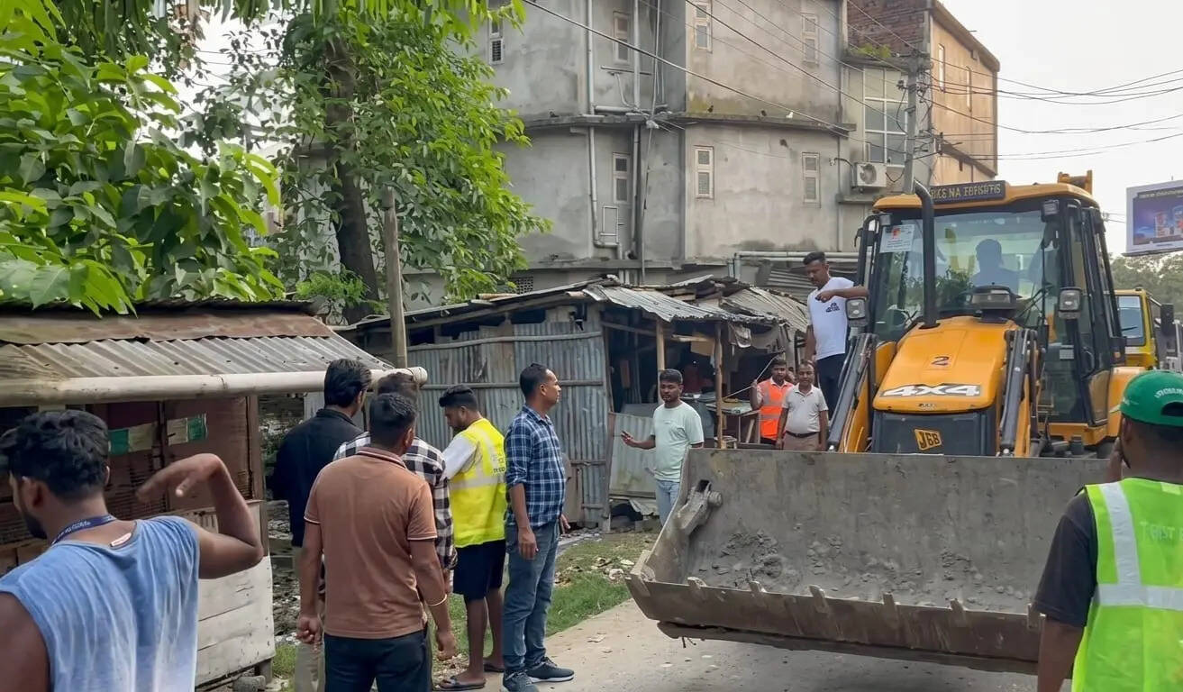 DMC officials remove encroachments from footpaths, parking zones and public spaces 3756b263-b14d-4557-bb33-094ef14b9990_Dibrugarh_Eviction_drive.jpg