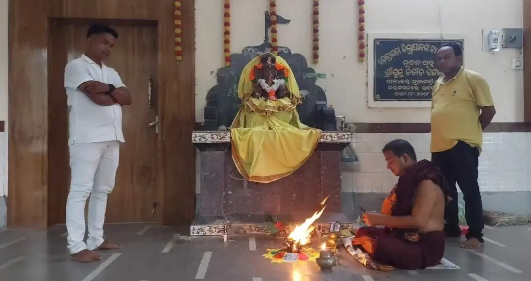 3b30f973-9d7d-4bdc-9e4d-bdc3cc69391e_Graha_santi_puja_is_going_on_in_the_office_of_collector_at_Kendrapada.jpg