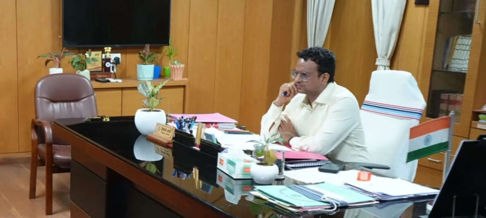 1ece1acf-967f-4762-a0b4-f0a563caf05d_DC_Hemant_Sati_in_his_office_in_Hazaribag.Vishvendu_Jaipuriar.jpg