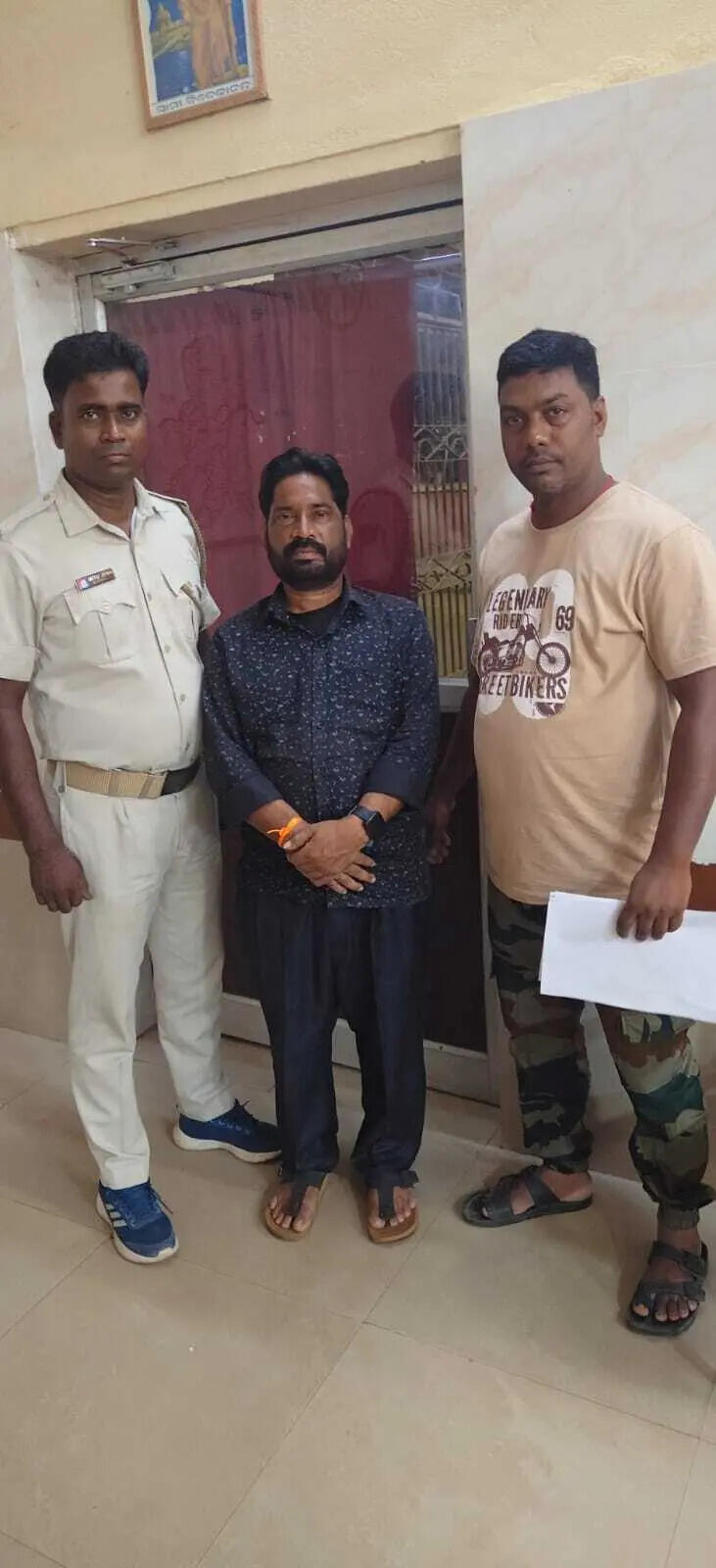 e20211e5-bf1d-4d98-ab3e-f9cec5f09aad_murder_accused_Nityananda_Mallick_Middle_in_the_photo_was_arrested_after_31_years_..jpg