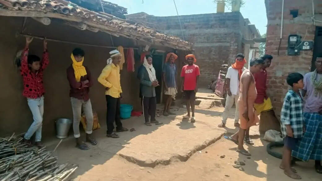 6aa035d8-c5c2-4d6c-be21-0e39dd5962e7_Villagers_gathered_outside_the_house_of_deceased.Vishvendu_Jaipuriar.jpg