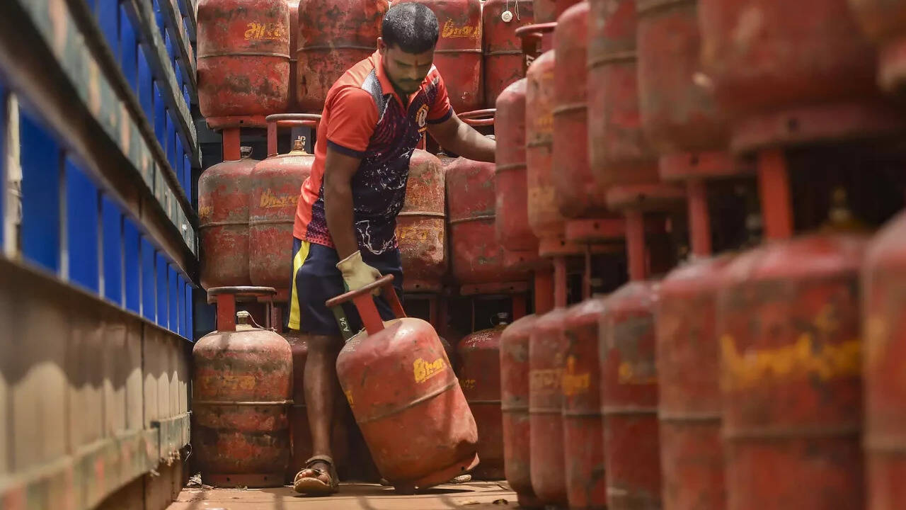 Oil marketing companies losing nearly 700 per domestic LPG c