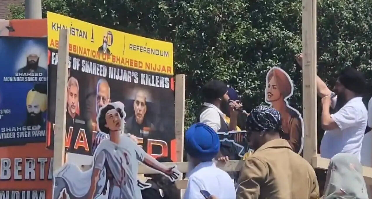 Khalistanis flags, Indira Gandhi assassination tableau on di