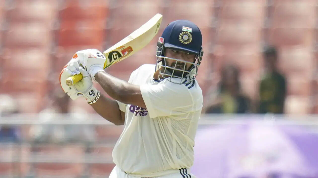 'Why would anyone tell him how to bat?': Kotak backs Pant