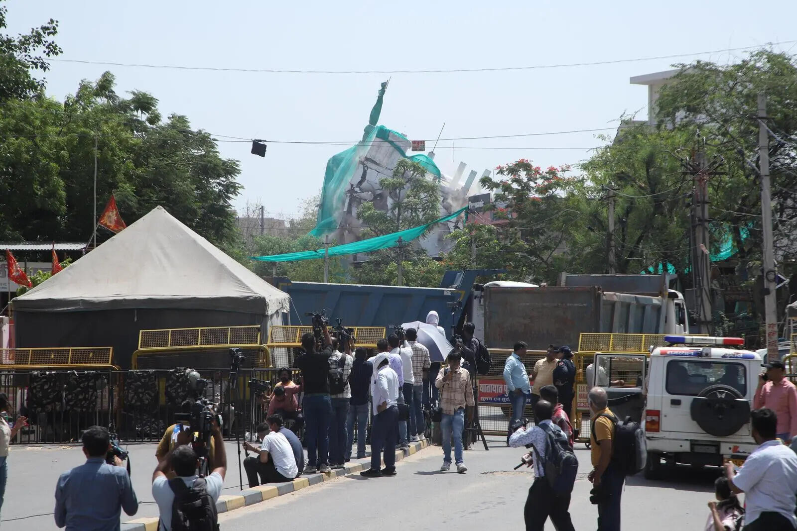 JDA demolishes five religious structures to widen Bharu Marg in Jagatpura (1).jpeg