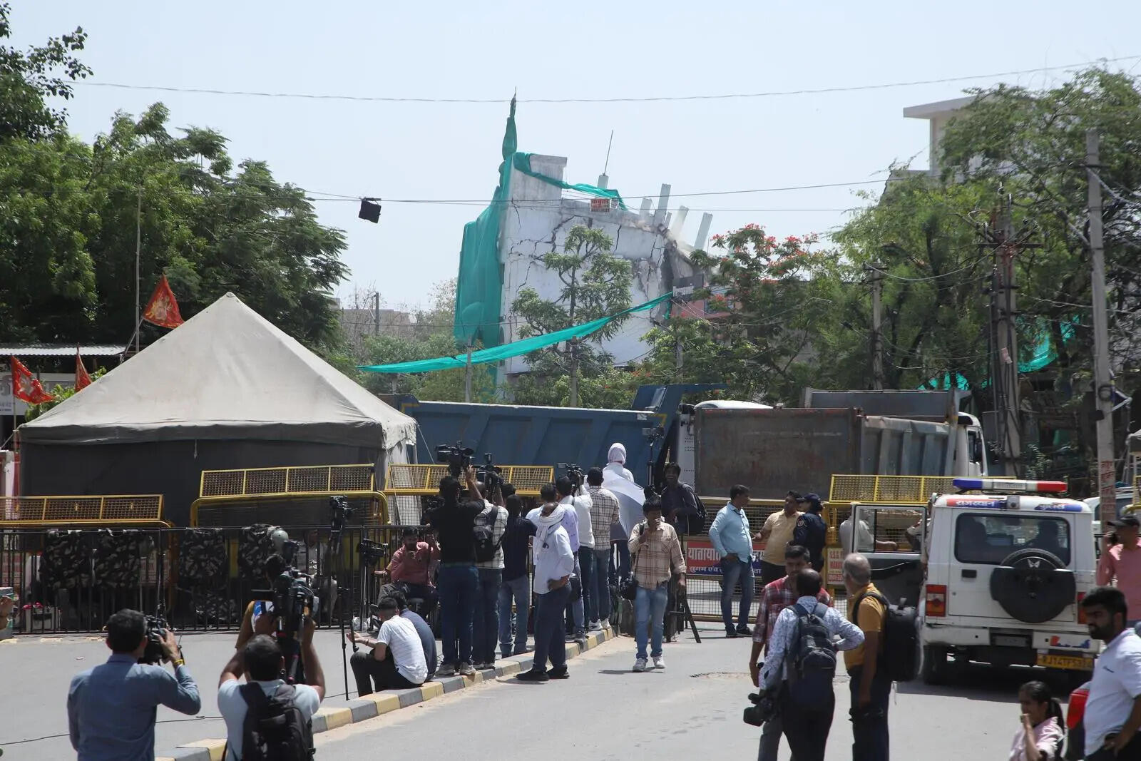 JDA demolishes five religious structures to widen Bharu Marg in Jagatpura (2).jpeg