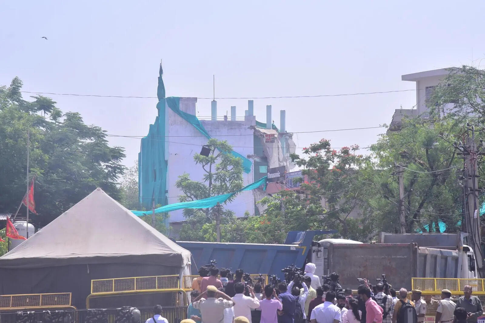 JDA demolishes five religious structures to widen Bharu Marg in Jagatpura (3).jpeg