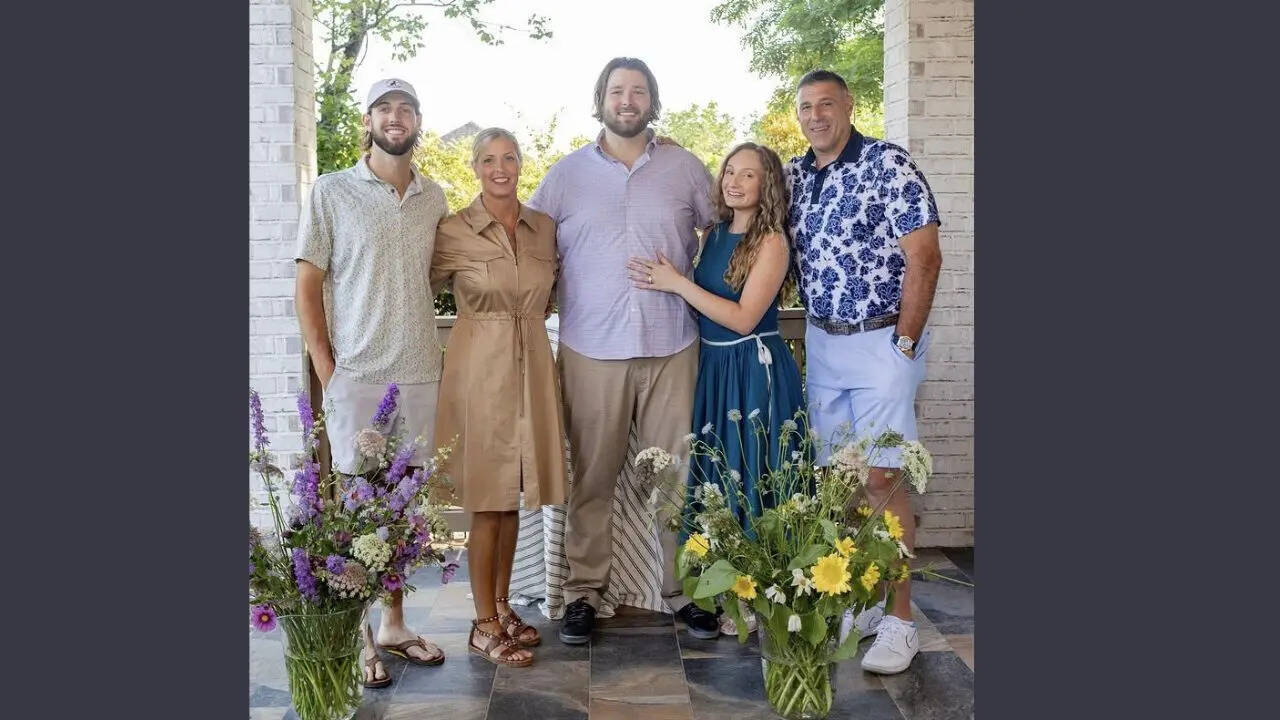 Mike Vrabel poses with wife Jen, family