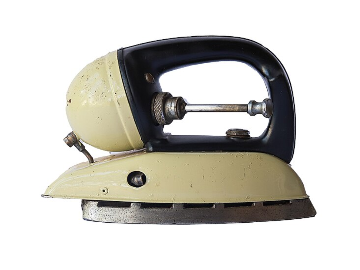 Paraffin pressure domestic iron