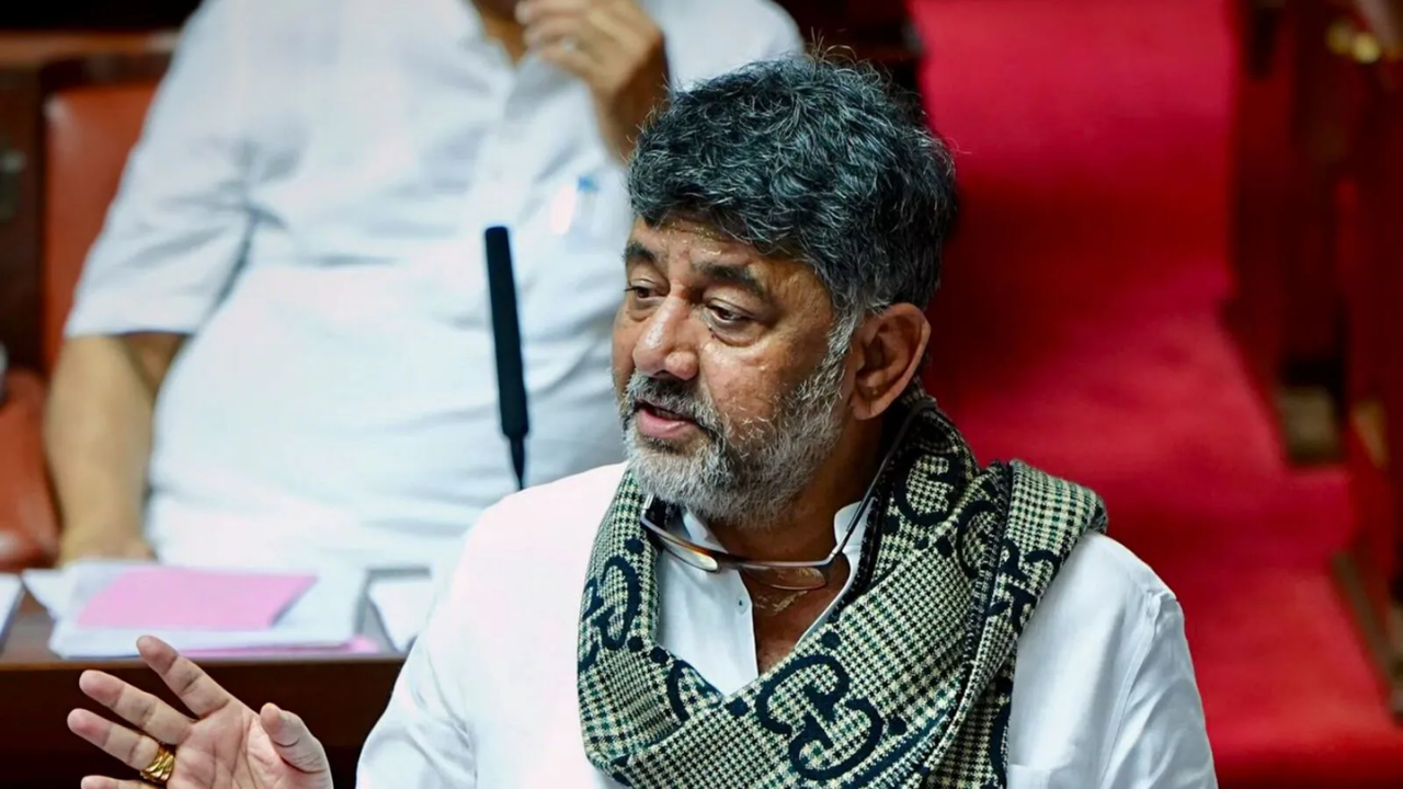 DK Shivakumar takes a bite of apple, throws them into crowd; video goes viral