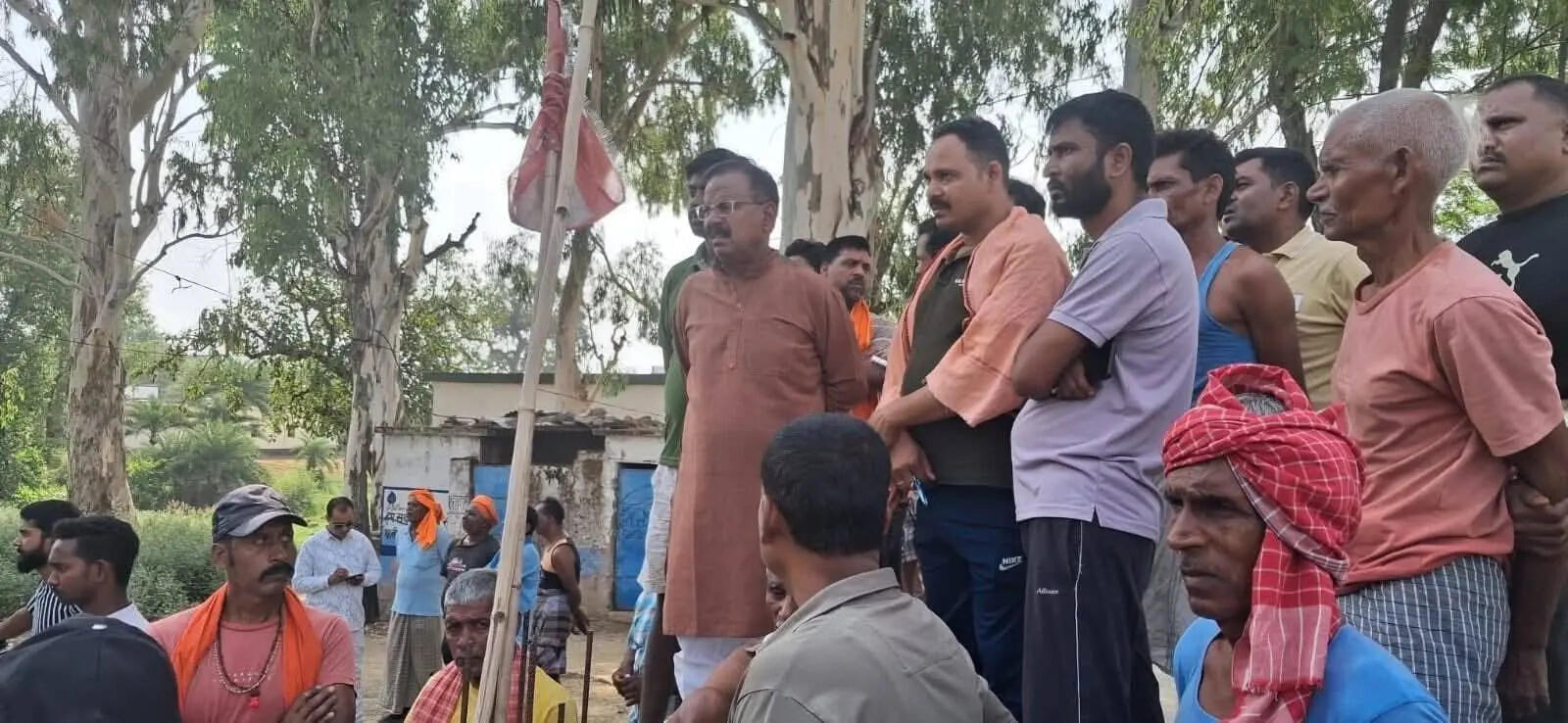 0e485161-486c-450b-b8a0-199285111f14_Chatra_MLA_Janardan_Paswan_met_the_grief-stricken_family.Vishvendu_Jaipuriar.jpg