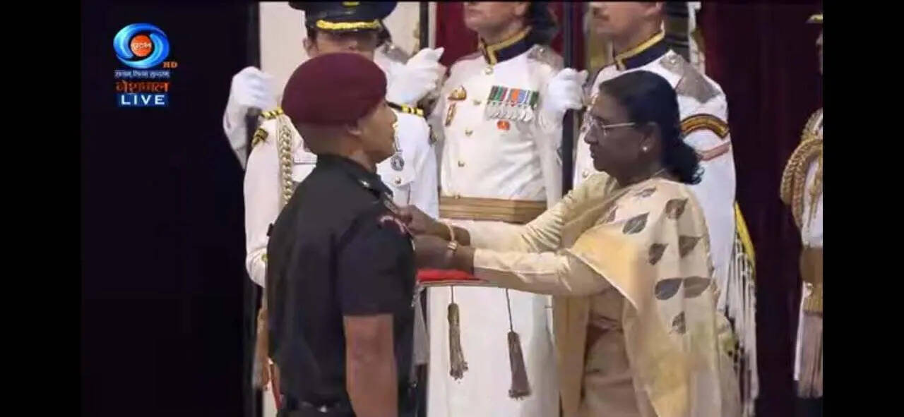 ad388949-1cc2-4f18-837b-0f36f253e1f8_Capt._Lalrinawma_Sailo_receives_Kirti_Chakra_from_President_Murmu.jpg