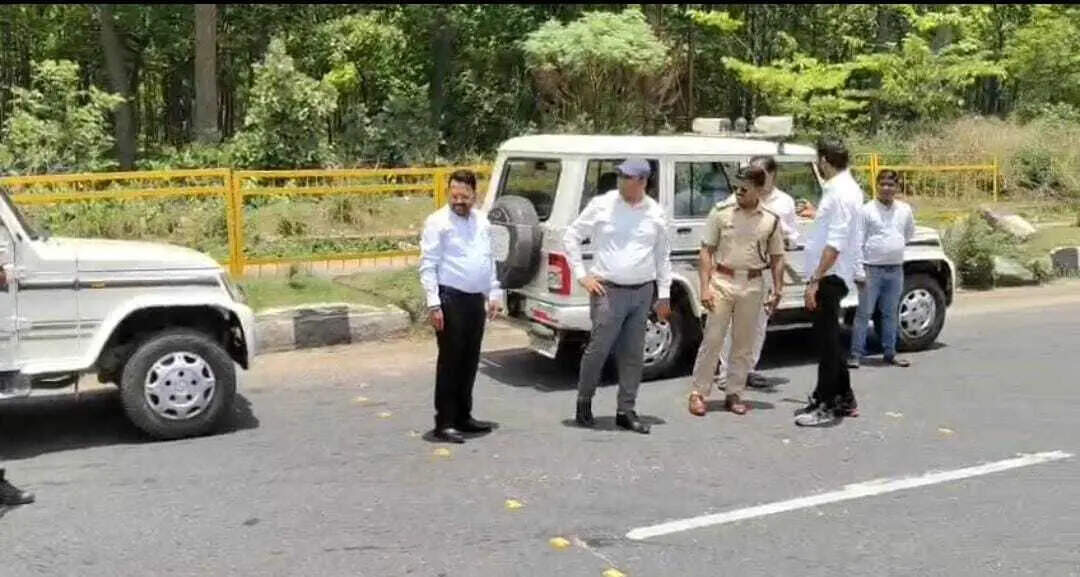 23df94b2-9aba-4499-a142-dd534f2bc72c_Team_inspection_an_accident_prone_road.Vishvendu_Jaipuriar.jpg