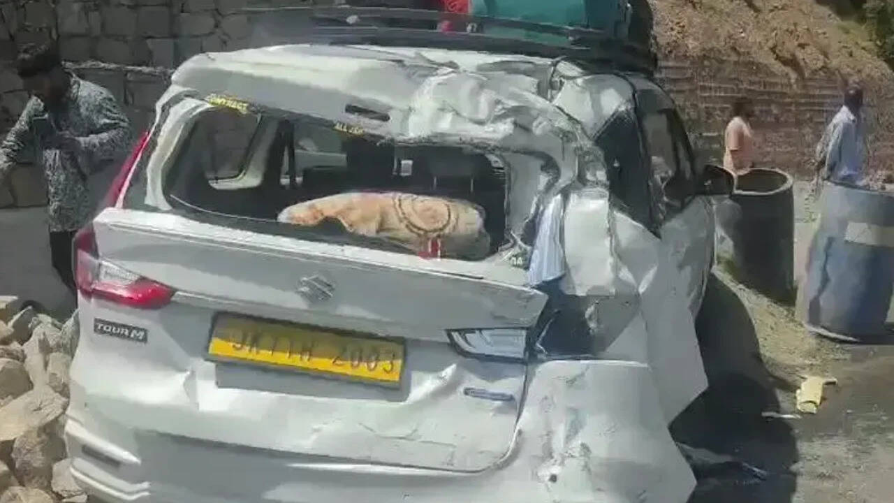 4 hurt as BSF convoy bus hits 2 vehicles after brake failure