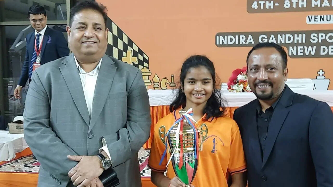 Shubhi Gupta with Prasenjit Dutta (on the right) and Bharat Singh Chauhan (on the left) (Special Arrangements)